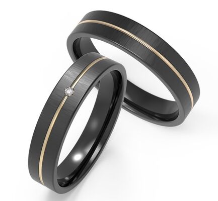Harga yang bagus Ring Titanium Hitam Kubah Sederhana Dengan IP Emas Ring Inset Zircon Couple Ring on line
