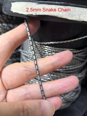 Buen precio Venta caliente 2.5mm Serpiente Cadena Titanio Collar Titanio Accesorios Cadena para él en stock en línea