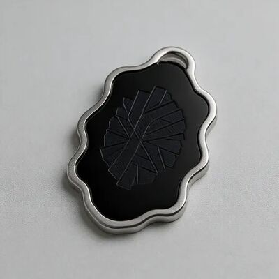 Bom preço. Pendente masculino da moda, uma colisão de metal e preto, com linhas bonitas, destacando um estilo resistente, e uma ótima escolha para acessórios da moda on-line